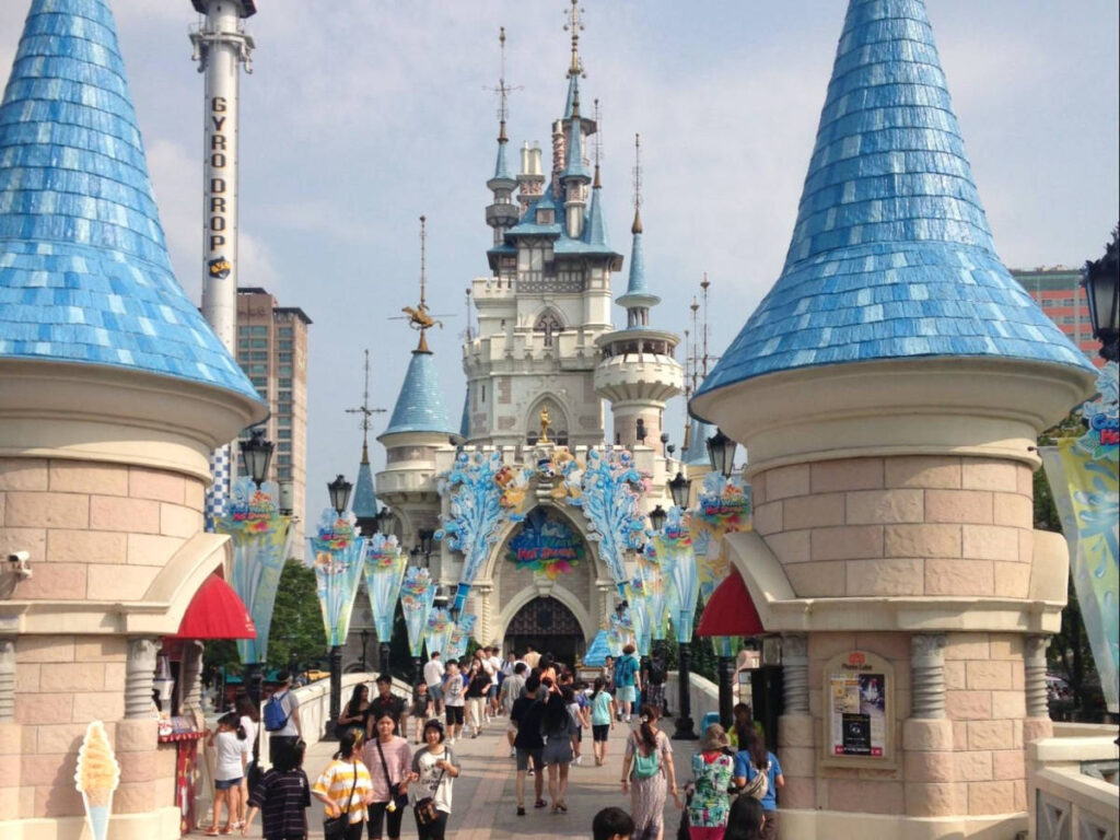 People at the entrance to Magic Island at Lotte World