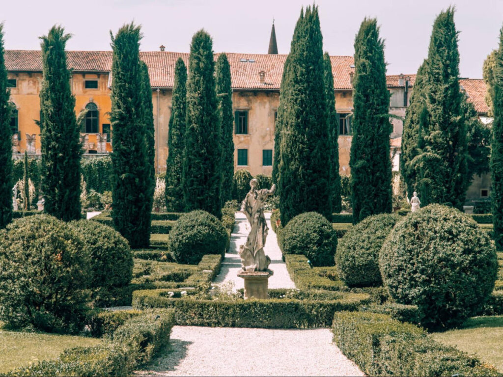 A statue in the middle of the main garden in Giardino Giusti