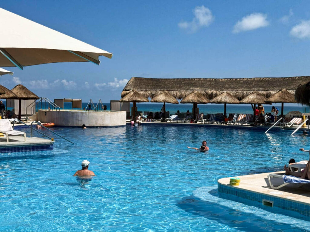 People swimming on the main pool in Marriott Cancun on a sunny day