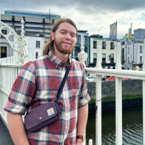 A man wearing a waist pouch