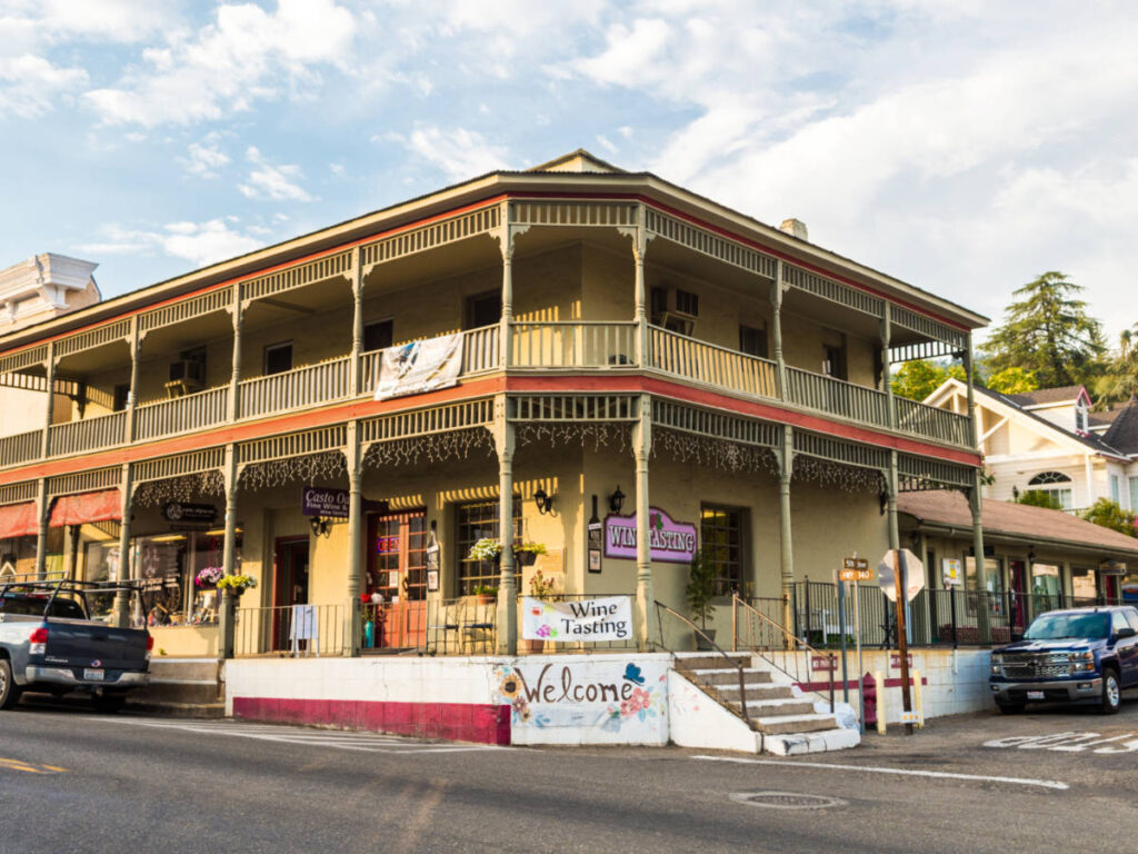 Exterior view of the quaint building from across the street in Mariposa