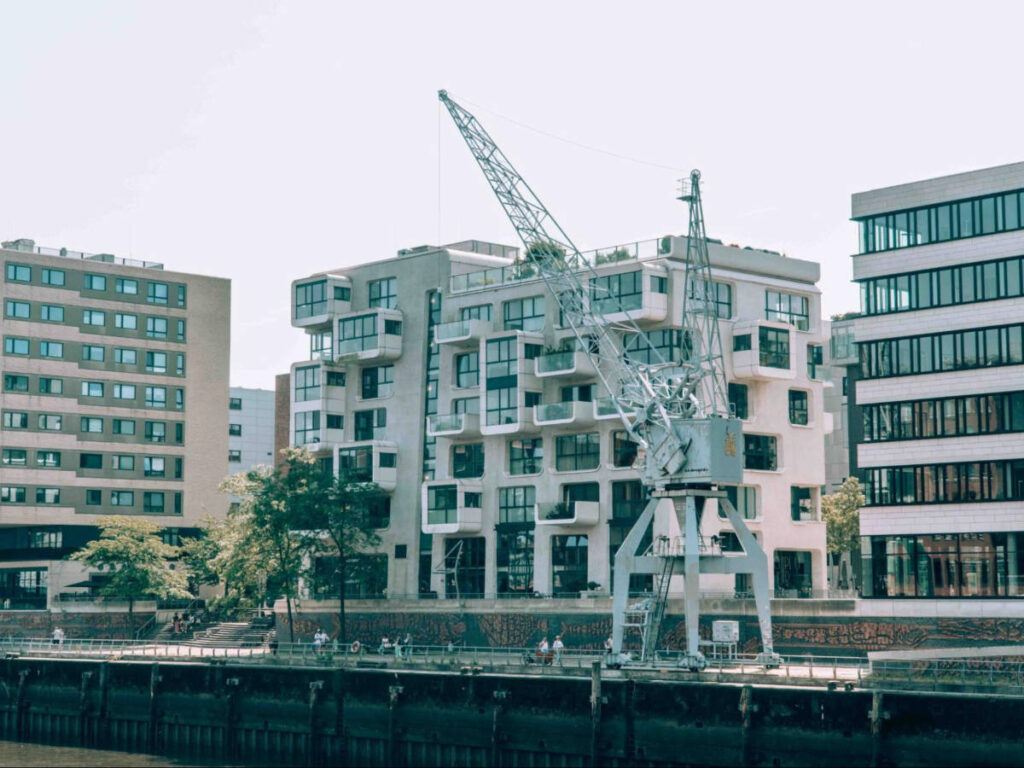 The maritime cranes with the architecture in HafenCity