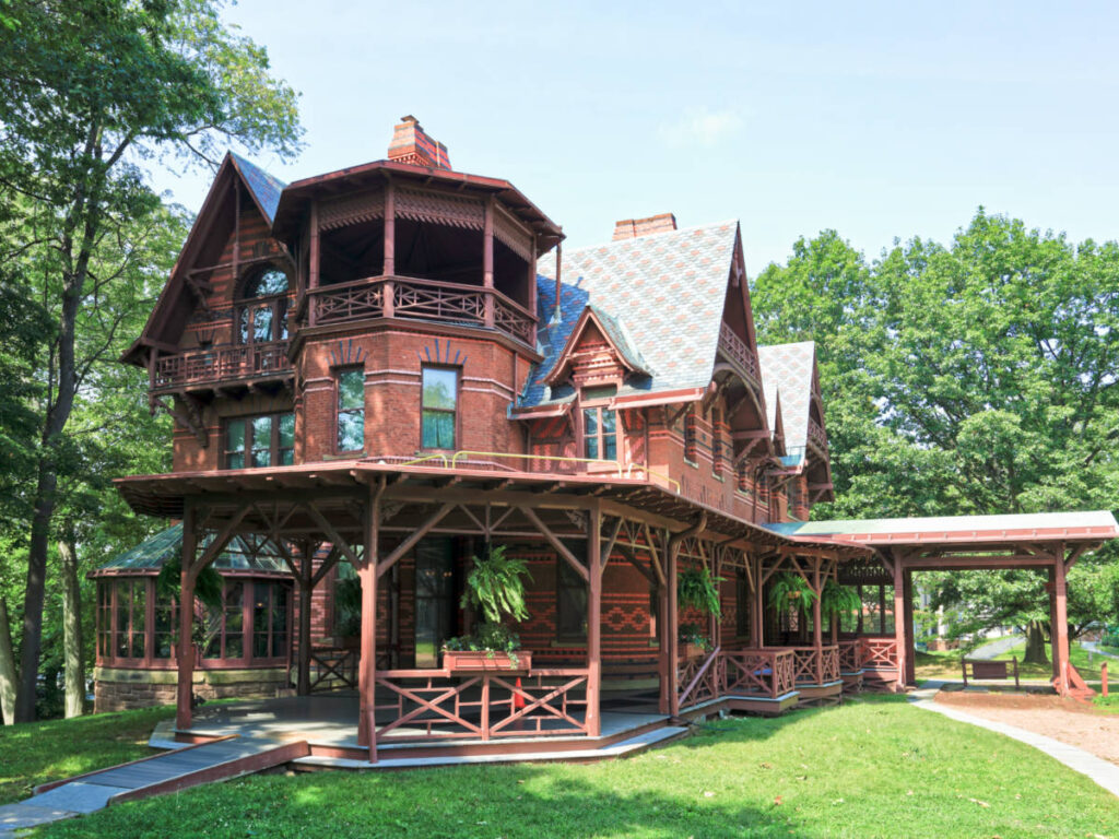 Exterior view of the Mark Twain House surrounded by  greenery