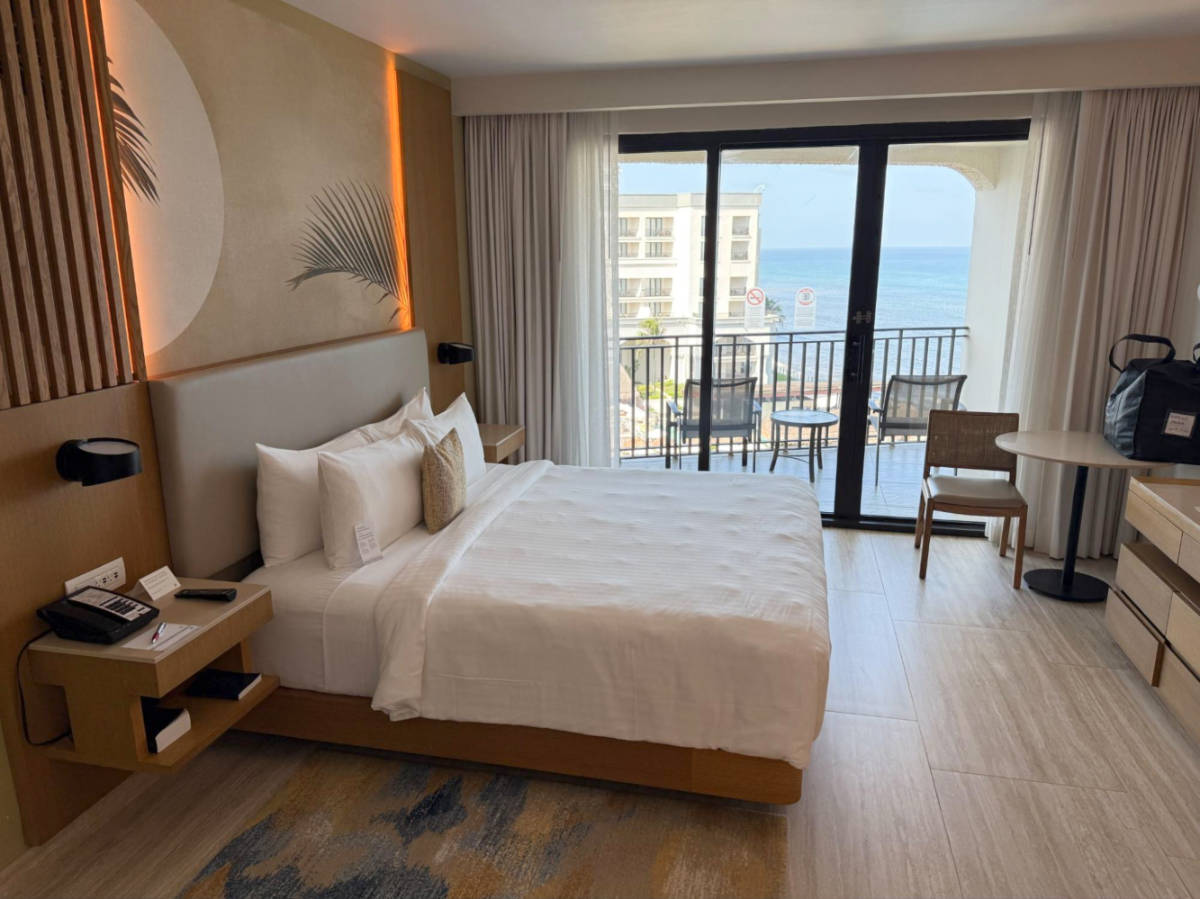 The huge bed with balcony in Marriott Cancun