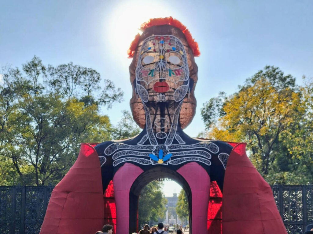 View of the huge Catrina at the entrance to Chapultepec Park