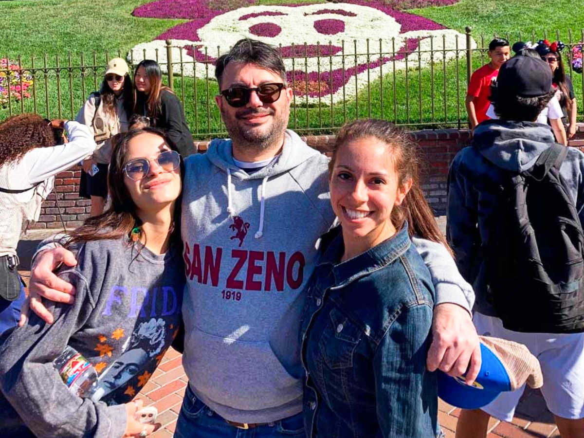 Travel Lemming Writer, McKenna Mobley and her family at the entrance of Disneyland