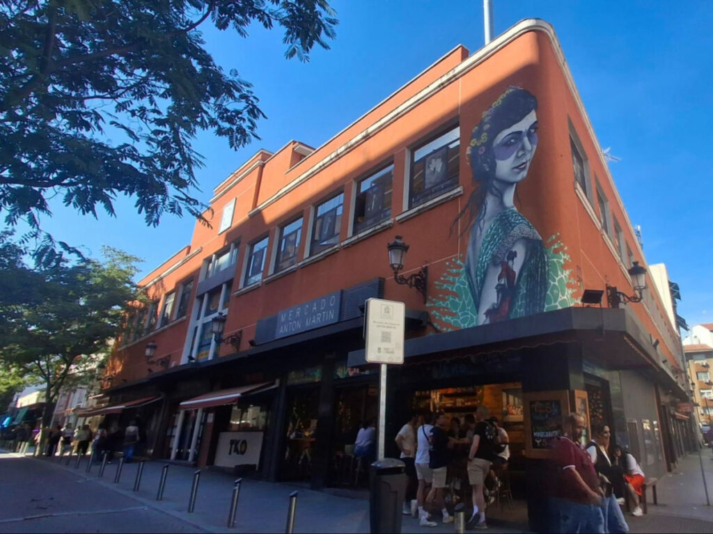 A mural on the exterior of Mercado Antón Martín