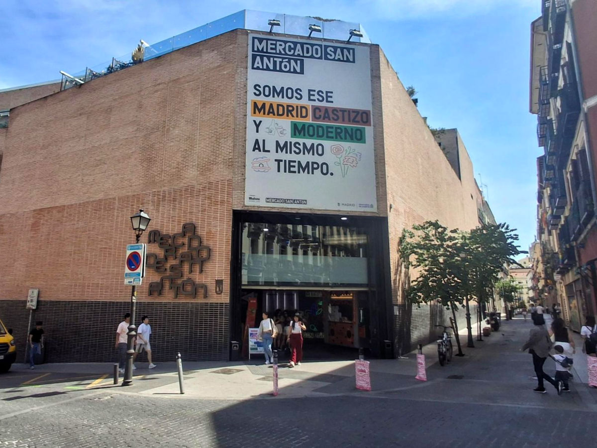 View outside Mercado de San Antón