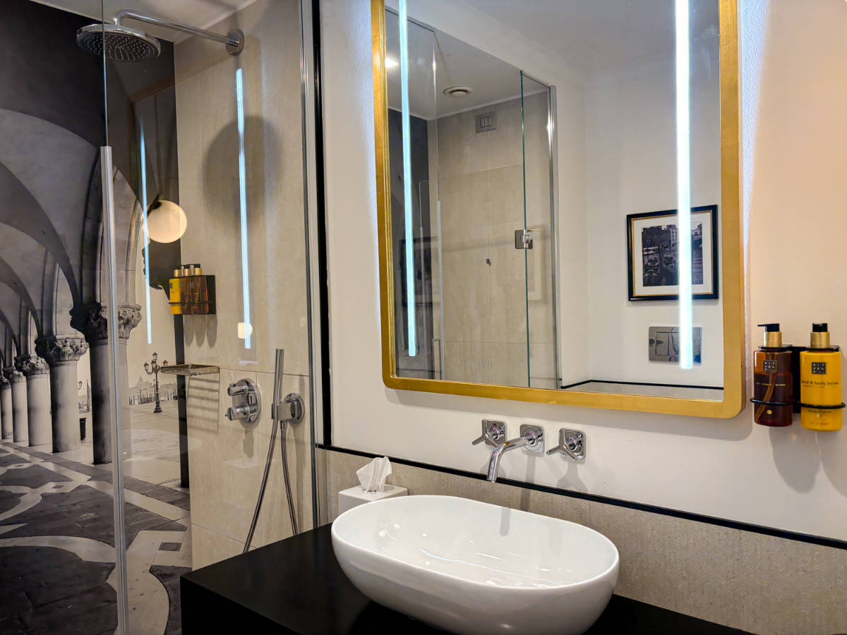 The modern and clean bathroom in H10 Palazzo Canova