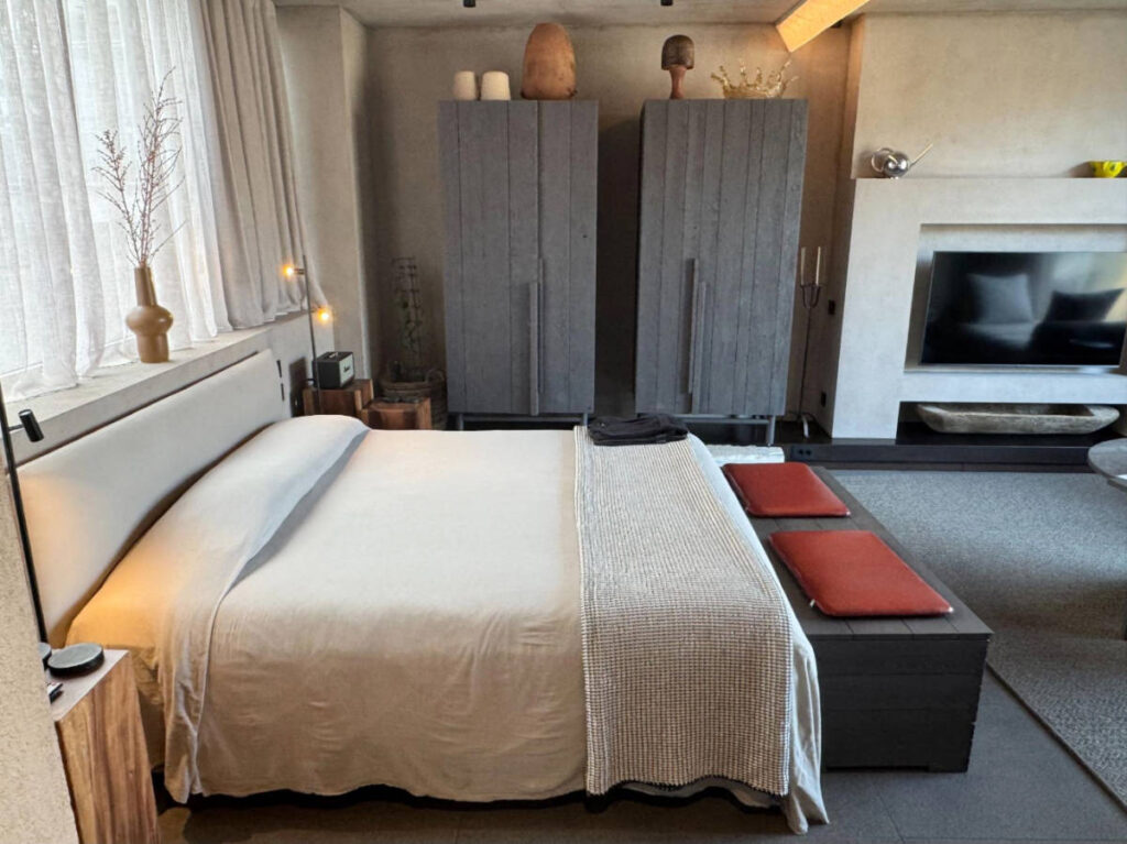 View of a bed at the Monastik Living in Athina