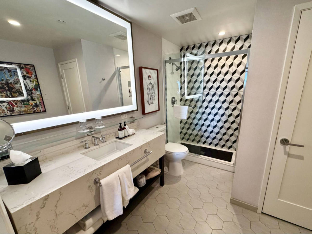 The spacious bathroom of Montrose Hotel