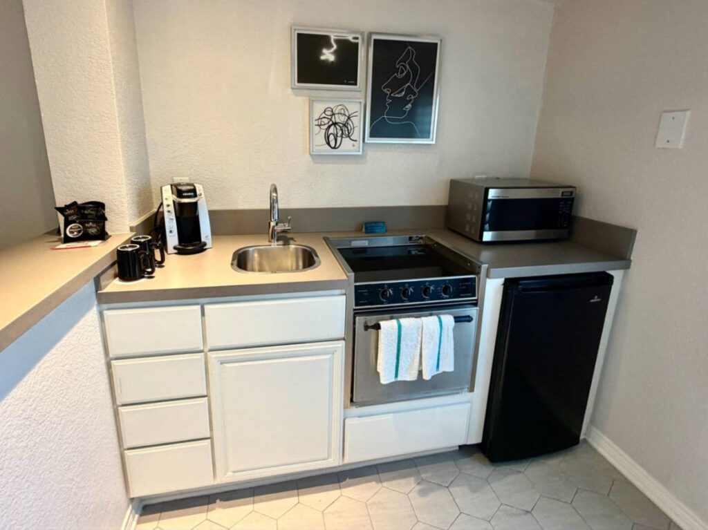 The kitchenette in Montrose Hotel