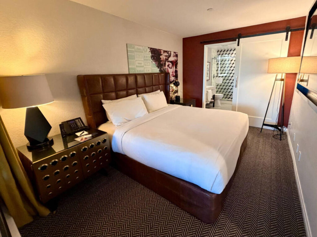 The huge bed in Montrose Hotel