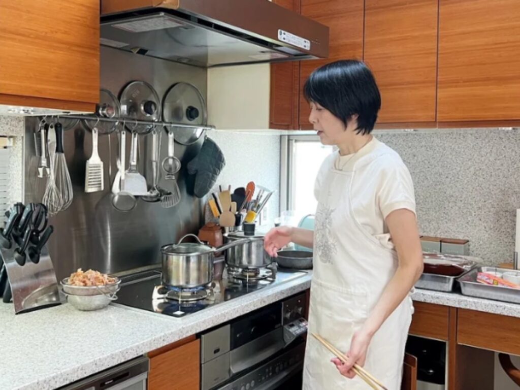 Morimi-san cooking in her home kitchen