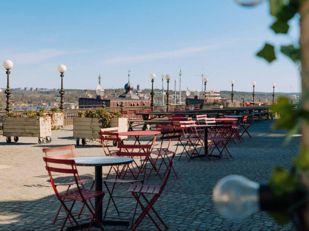 The seats at the terrace of Mosebacketerrassen