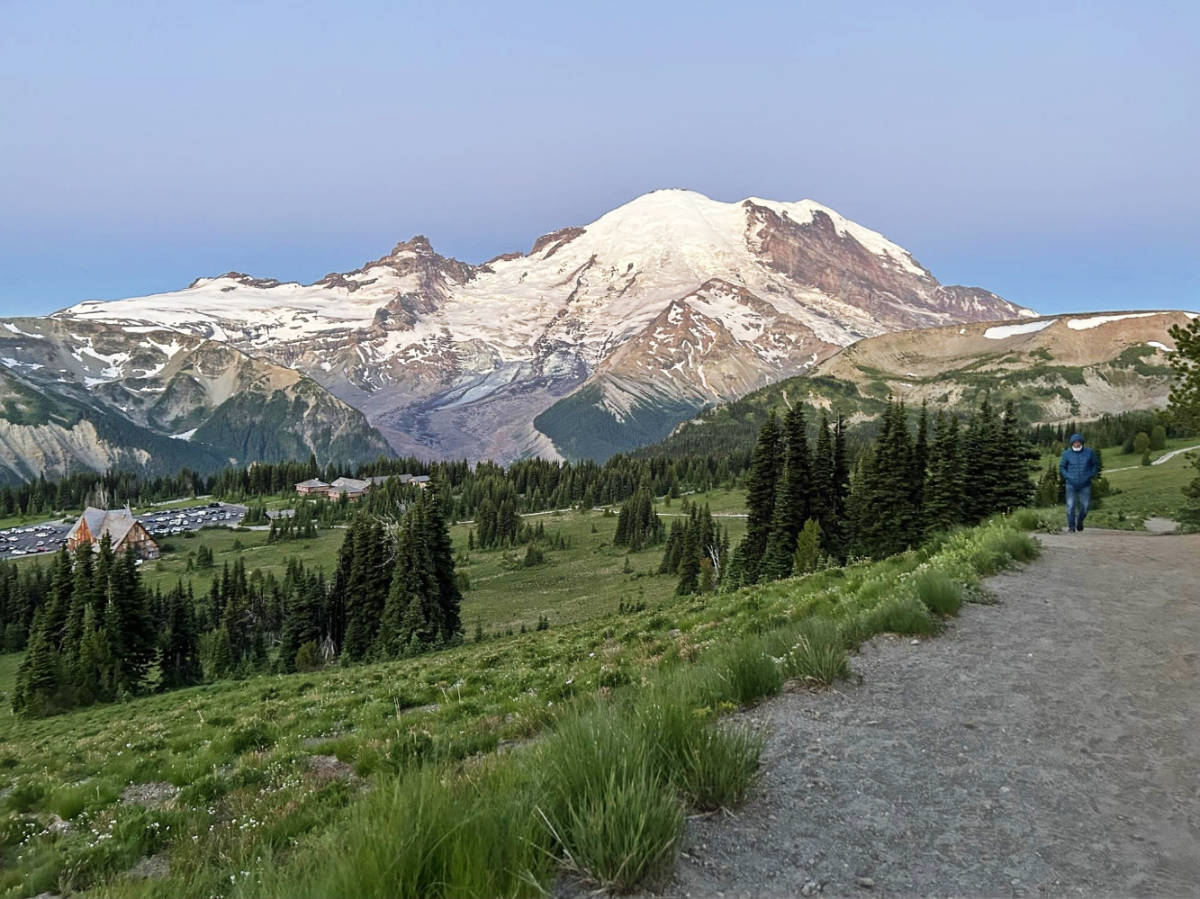 Clear sky over the Mount Rainier in the morning
