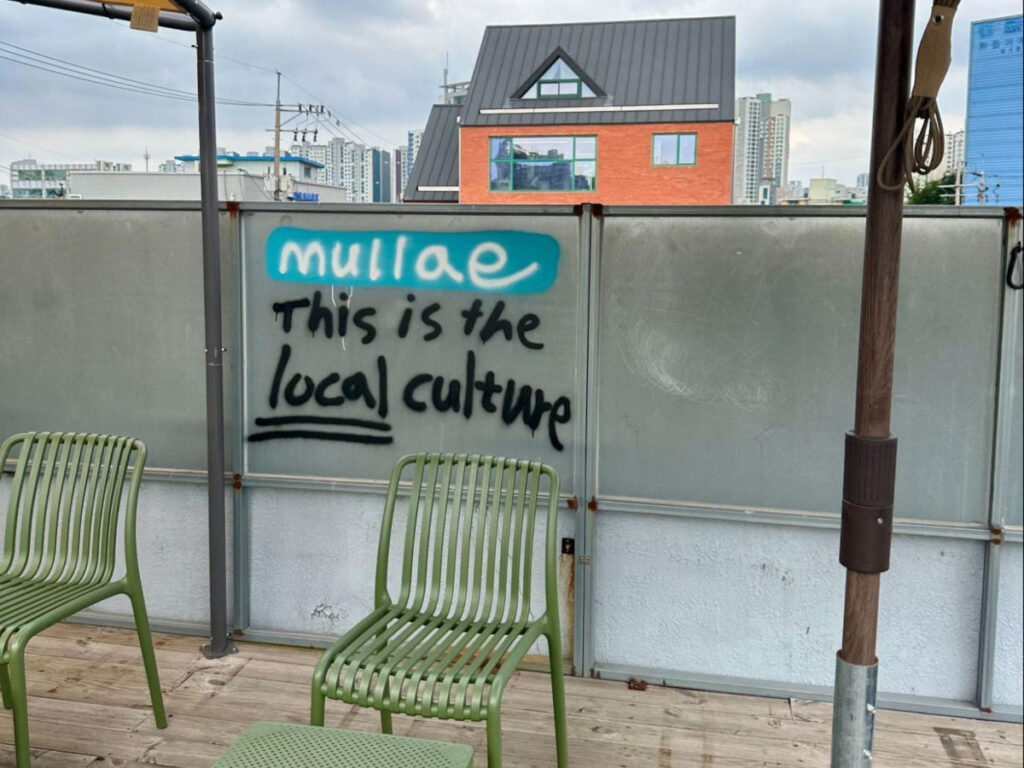 Graffiti art at Mullae cafe