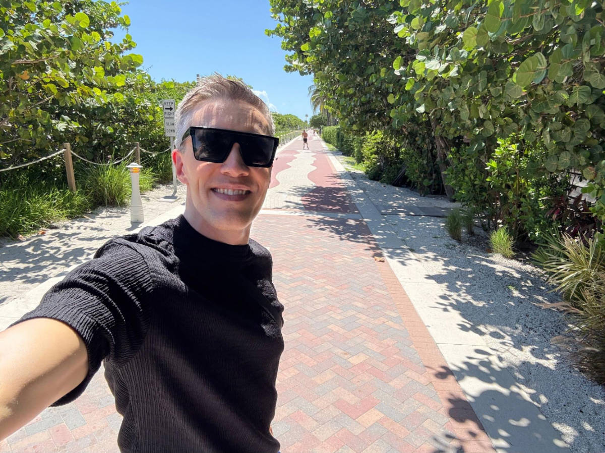 Travel Lemming founder, Nate Hake, taking a selfie during his walk at the Miami Beach Boardwalk