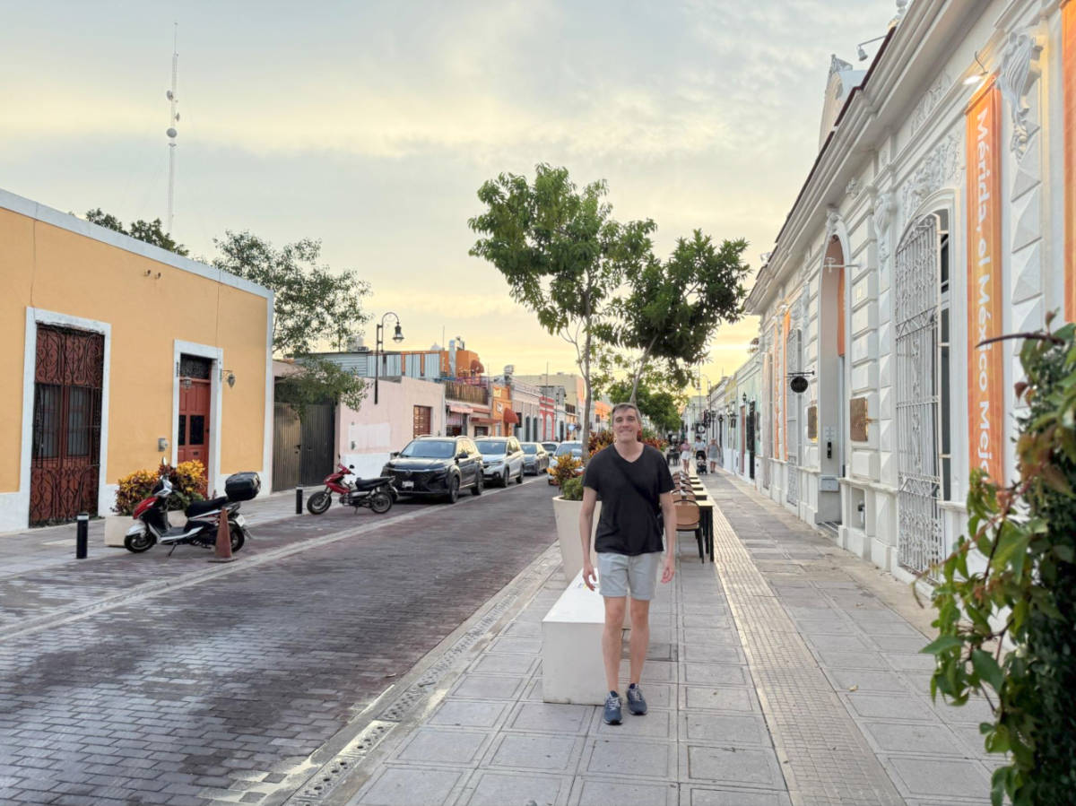 Travel Lemming founder Nate Hake, walking along Calle 47