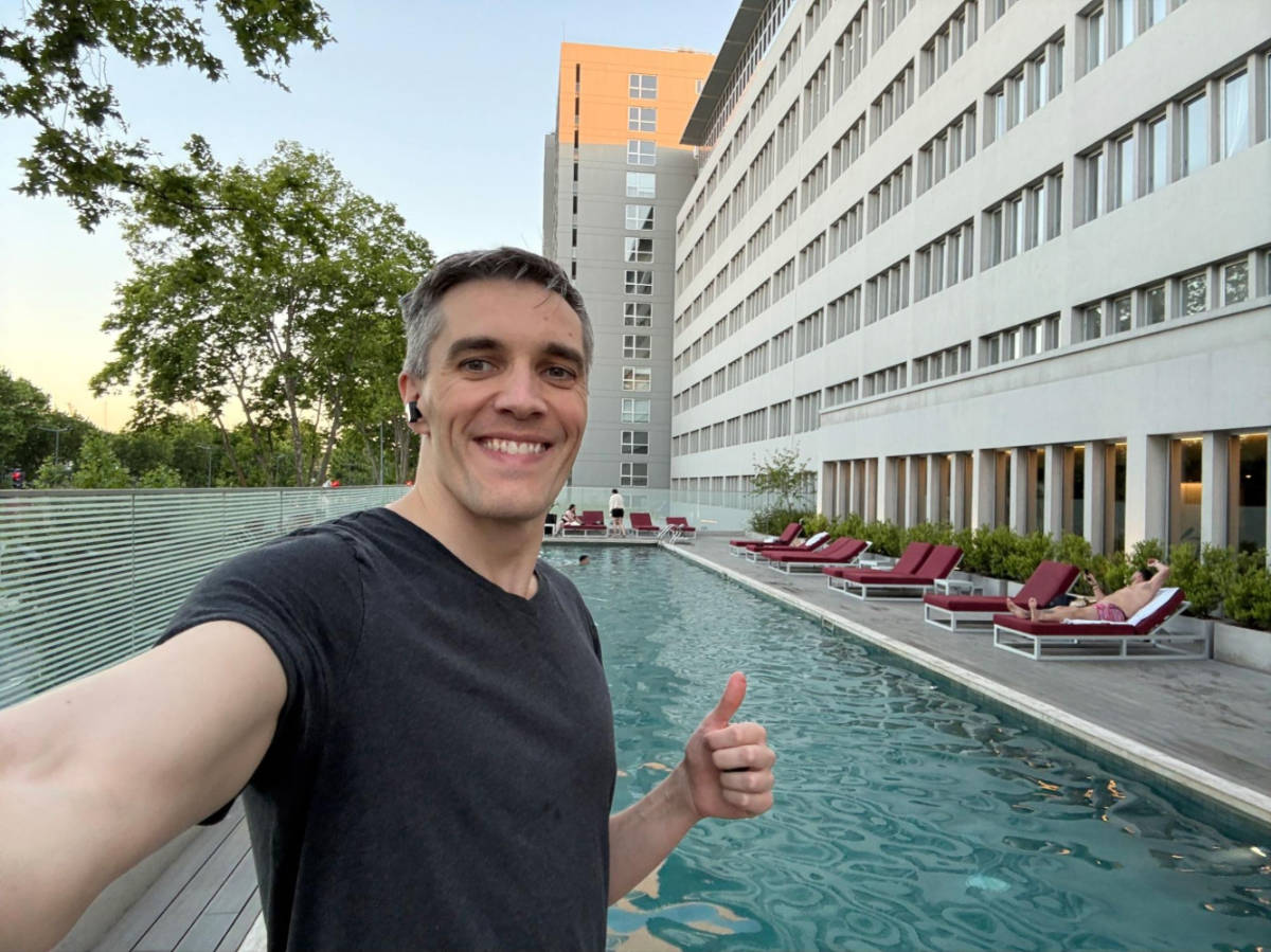 Travel Lemming founder, Nate Hake, posing for a photo with a thumbs up at the poolside of Almarena Puerto Retiro