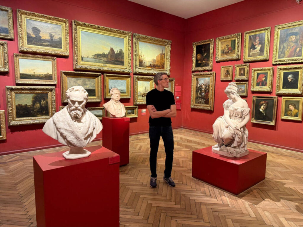 Travel Lemming founder, Nate Hake, looking at the displayed paintings and bust statues in the Museo Nacional de Bellas Artes