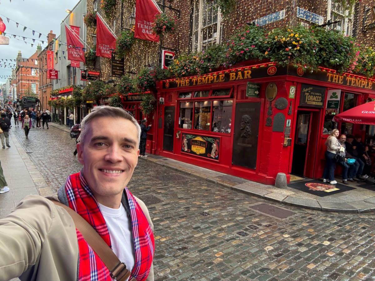 Travel Lemming founder Nate taking a selfie in front of THE Temple Bar