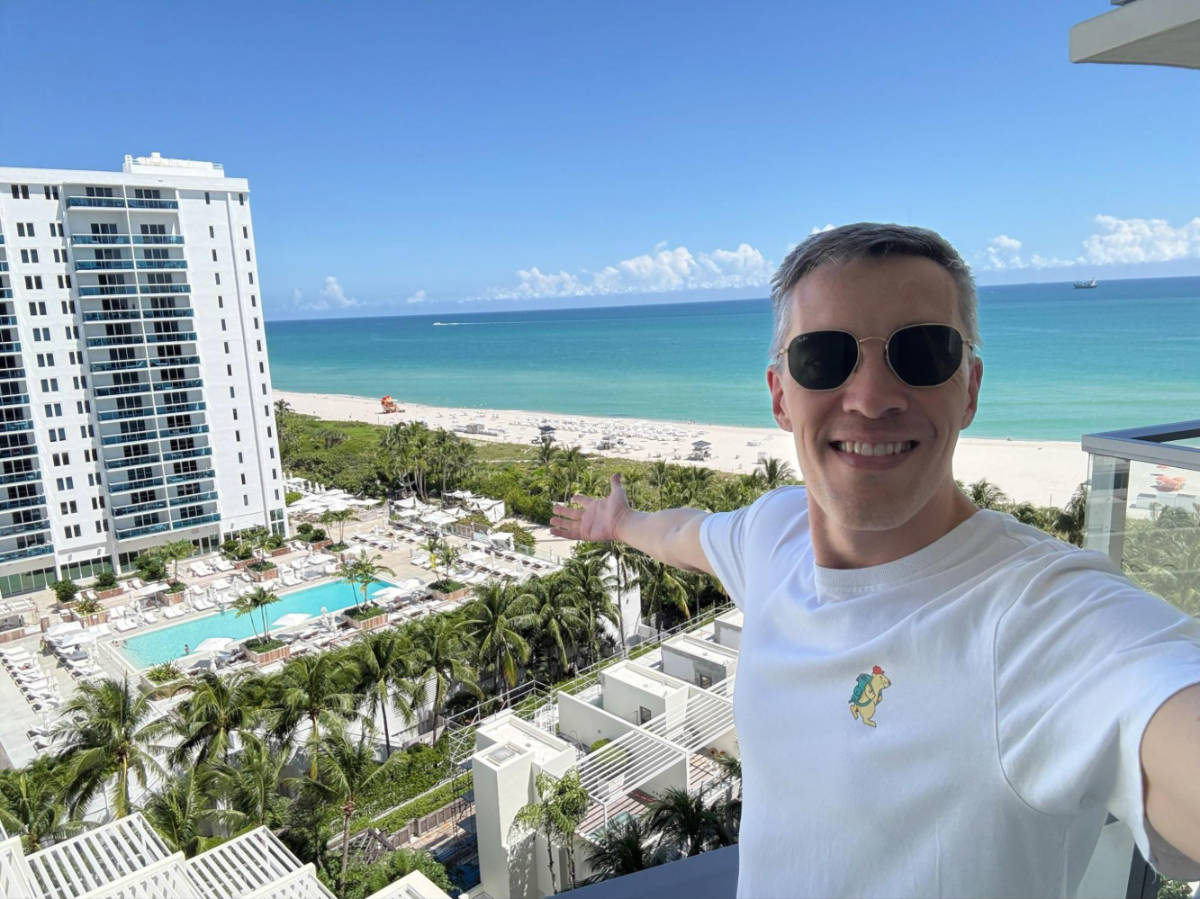Travel Lemming founder, Nate Hake pointing to South Beach from the balcony at the W South Beach
