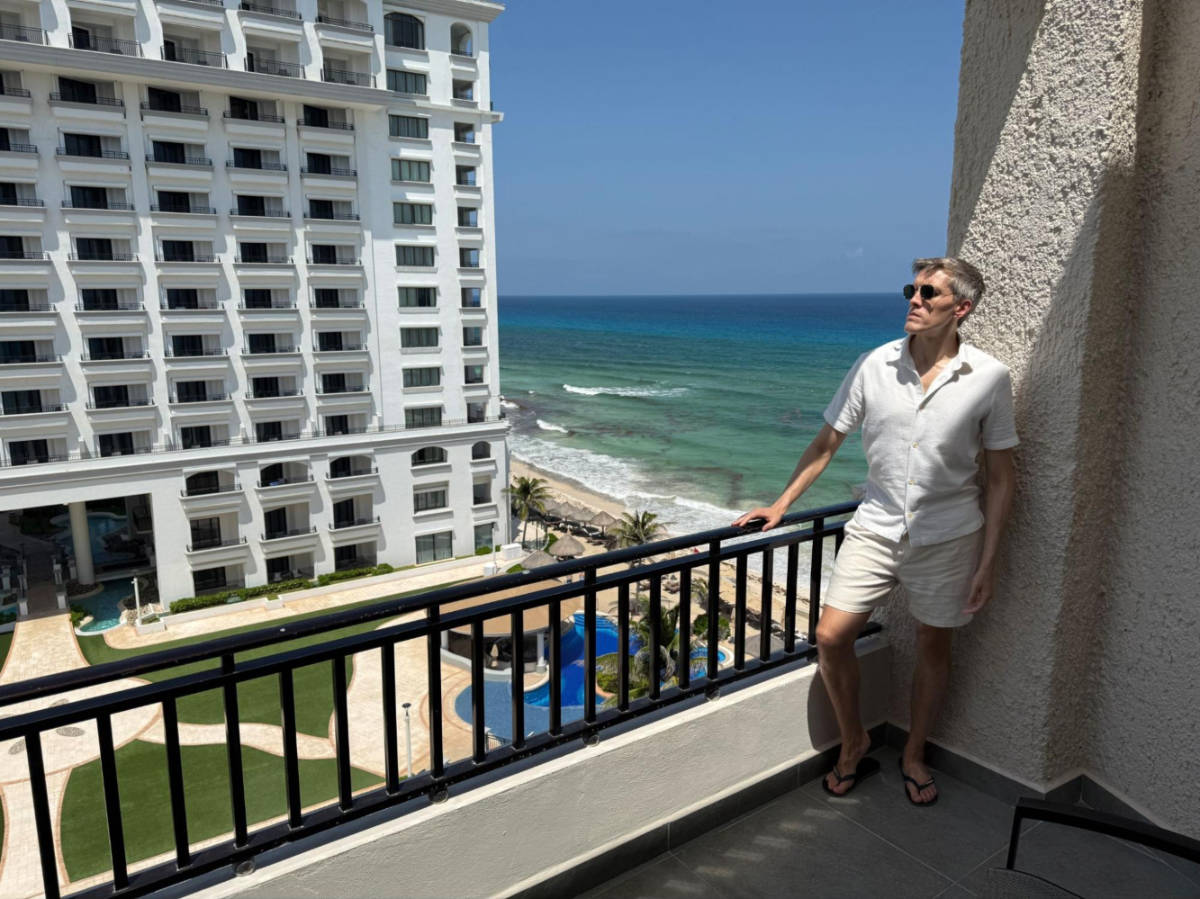 Travel Lemming founder Nate Hake, standing on his balcony at the Marriott Cancun All-Inclusive
