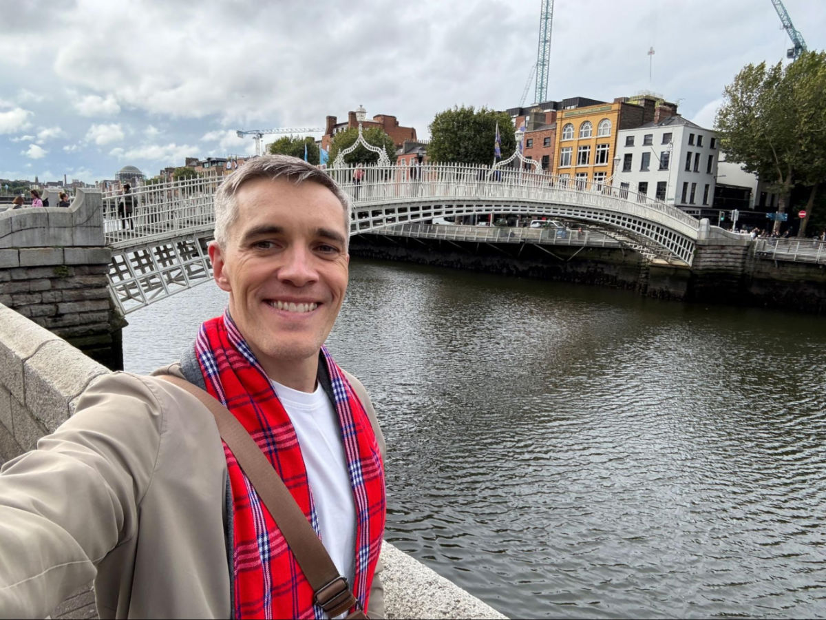Travel Lemming founder Nate taking a selfie in front of Dublin’s Ha’Penny foot bridge