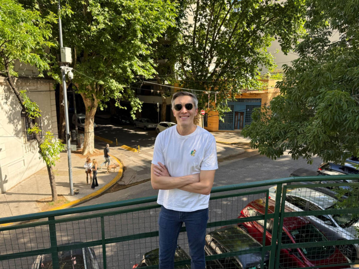 Travel Lemming founder, Nate Hake, standing at the footbridge in Palermo Hollywood