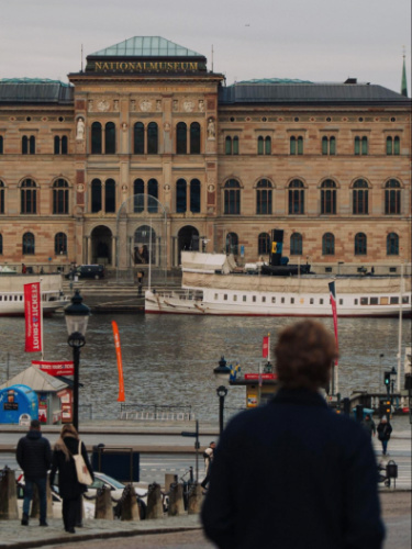 A man enjoying the view of the Nationalmuseum from across the water