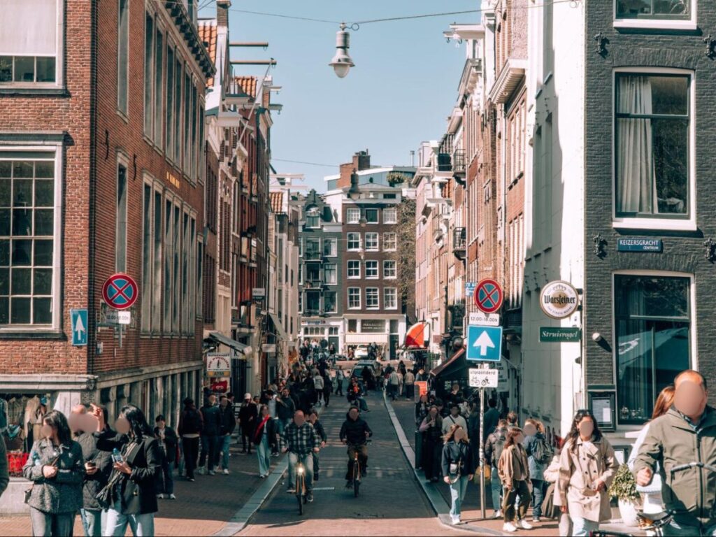 Crowd of people walking at Negen Straatjes