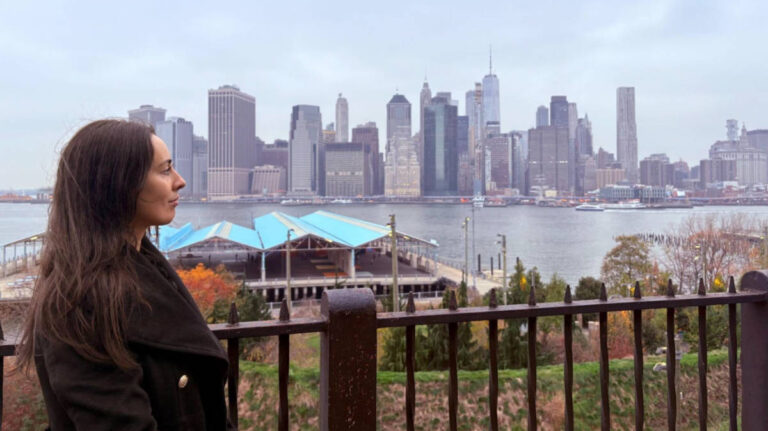 The author Niamh Hayes, overlooking the skyline of Brooklyn from across the water
