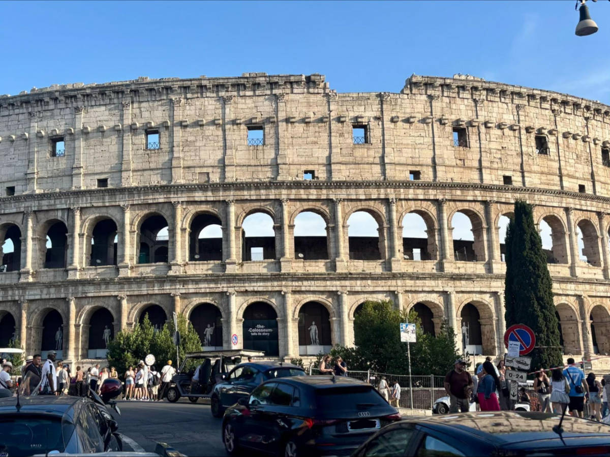 Panoramic view of the northern facade of the Colosseum