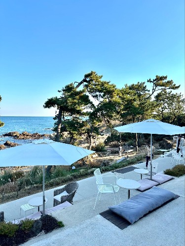 View of the outdoor oceanside seating at Offo Cafe