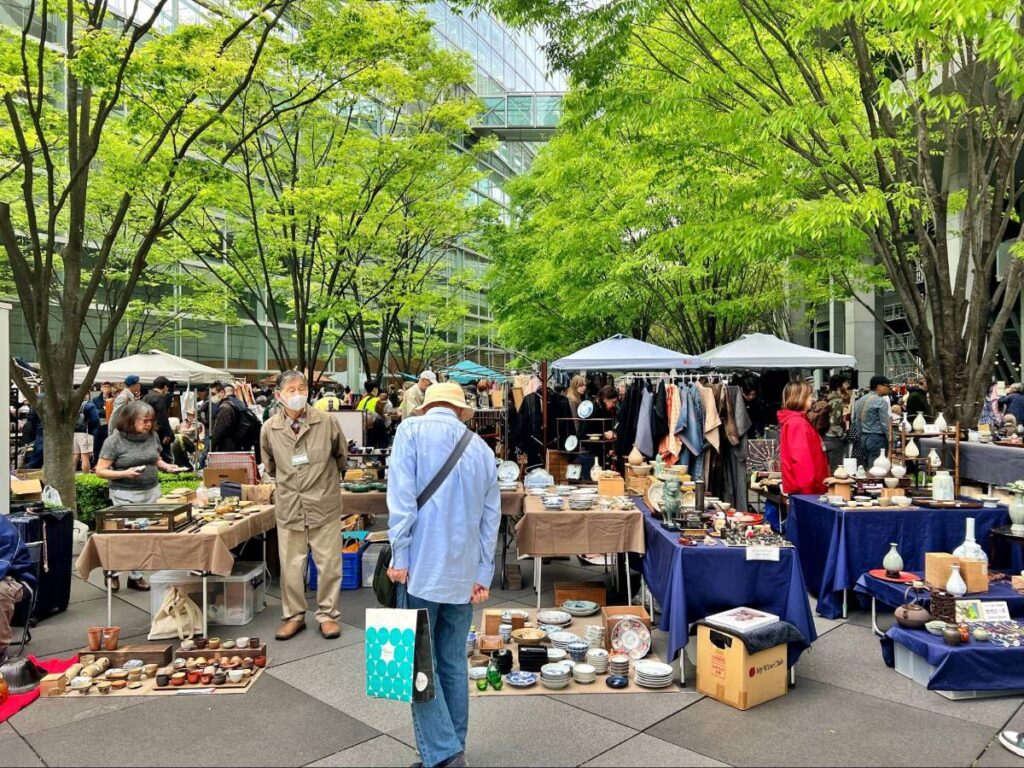 People browsing the products at Oedo Antique Market
