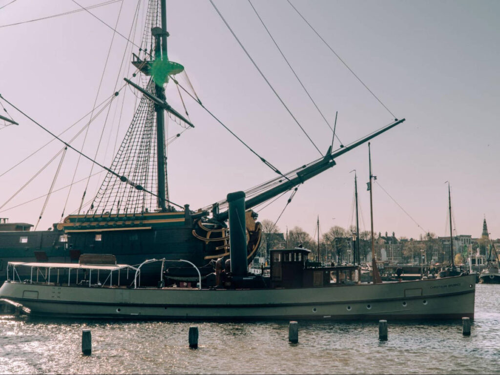 View of the boat in front of the old VOC-ship