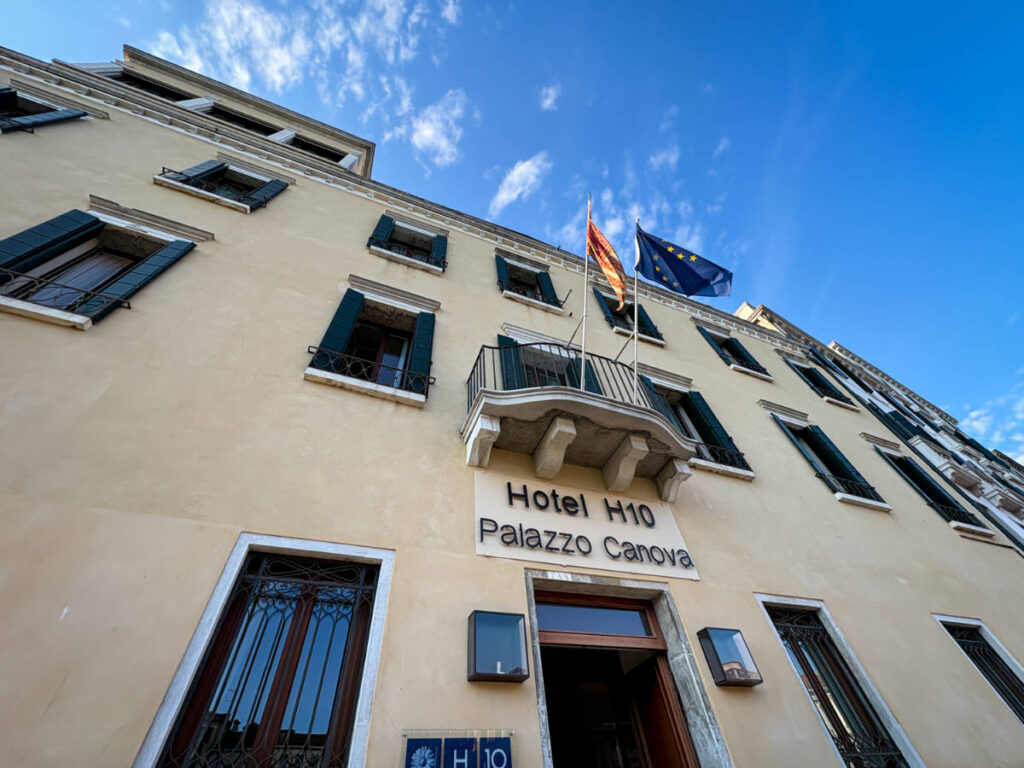 Perspective view of the facade of H10 Palazzo Canova