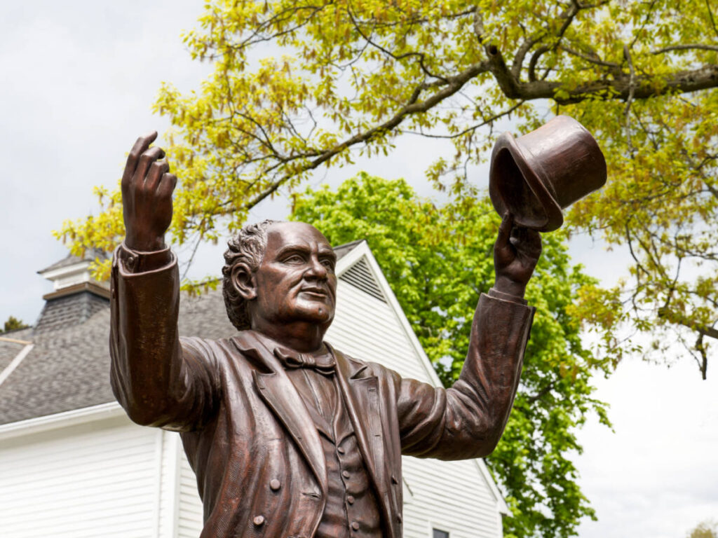 The statue of P.T. Barnum holding a top hat outside The Barnum Museum