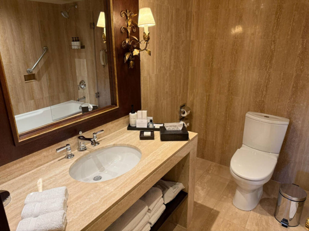 The toilet and sink inside the hotel room of Palacio del Inka