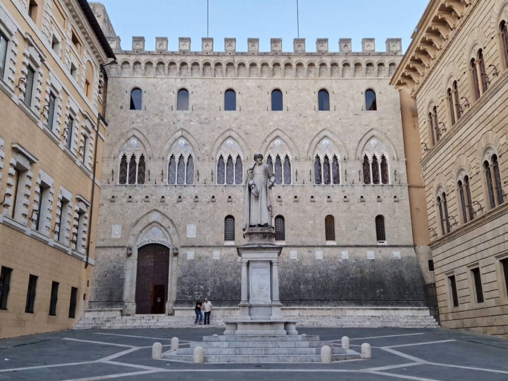 View of the statue in the middle of Palazzo Salimbeni in Via Banchi di Sopra