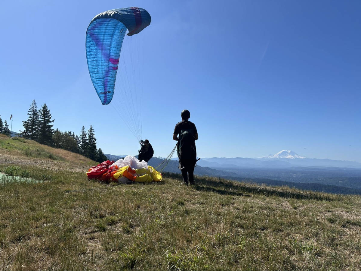 Paragliders preparing at the Poo Poo Point