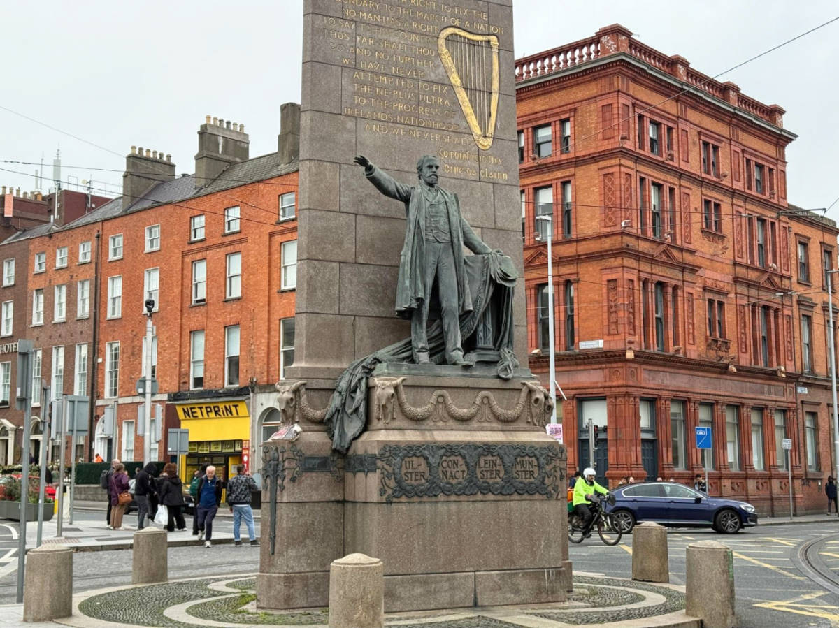 View of the Parnell Monument on Upper O’Connell Street