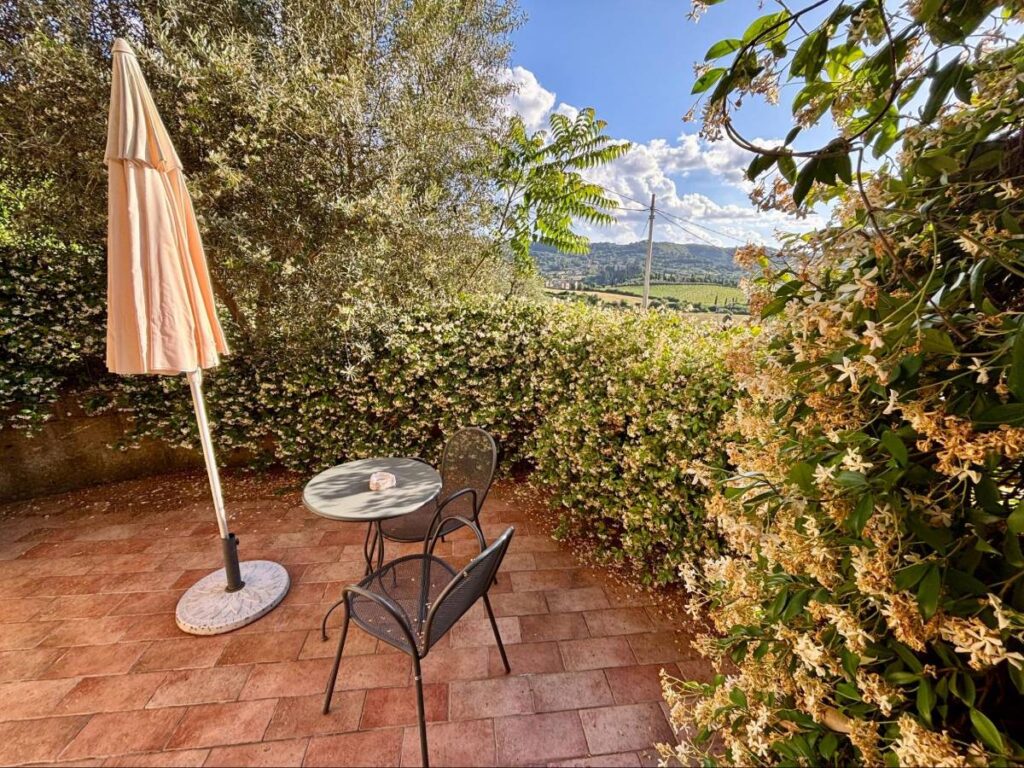 A jasmine-studded private patio at Chiara e Benedetta