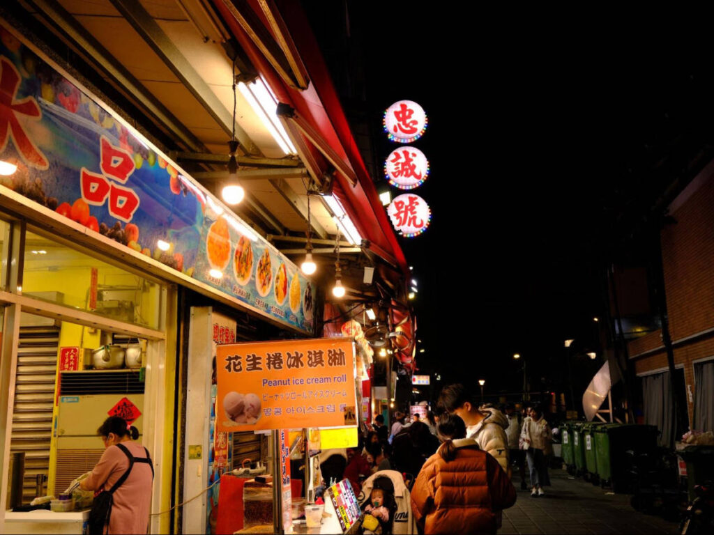 A peanut ice cream roll food stall at Shilin Night Market