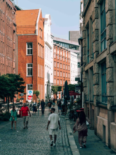 People walking along the cobblestone street in Nikolaiturm