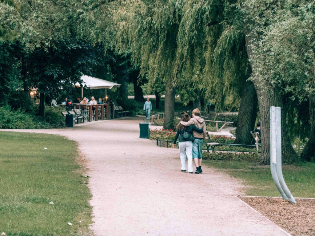 People walking along the  pavements in Alsterufer