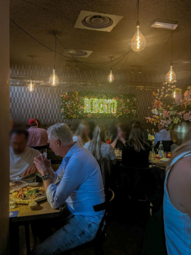 People dining and drinking in Roberto bar e cucina