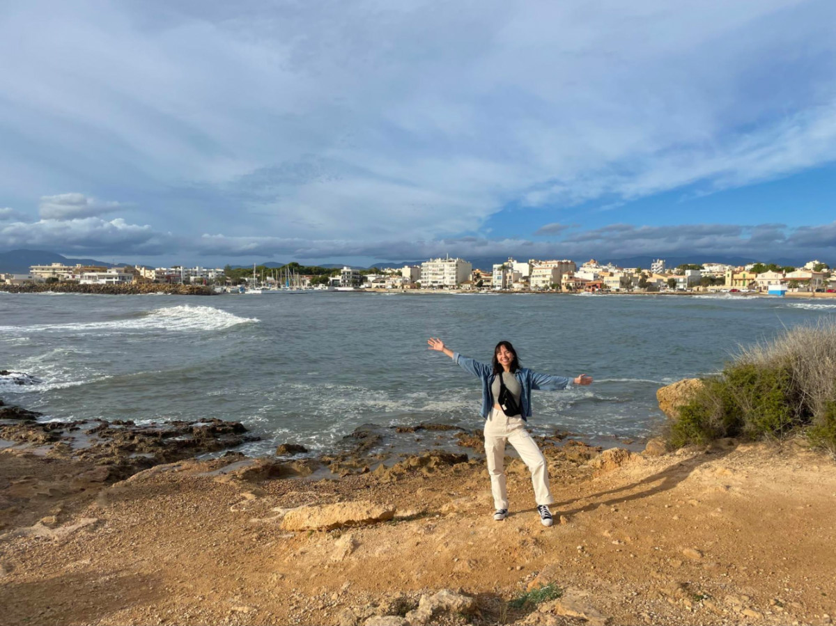 Author Lea Rose Allbaugh posing for a photo in Palma de Mallorca