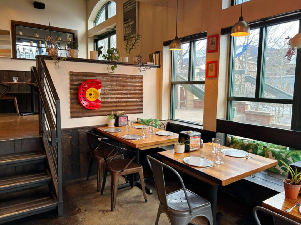View of the interior of Piante Pizzeria
